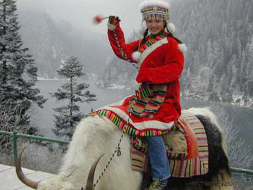 用藏飾征服歐洲的女留學(xué)生趙雪(圖片來(lái)源:資料圖) 用藏飾征服歐洲的女留學(xué)生趙雪(圖片來(lái)源:資料圖)